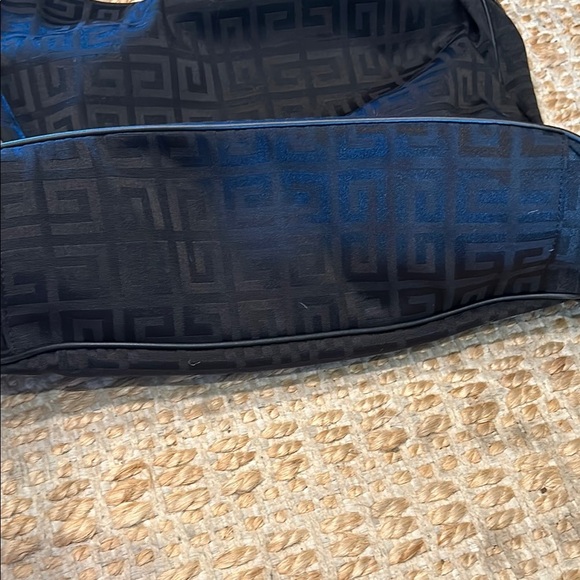 Givenchy Elegant Black Patterned Bag - Picture 9 of 15